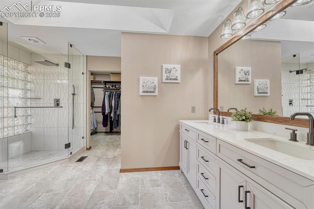 Image 37 of 48: Bathroom