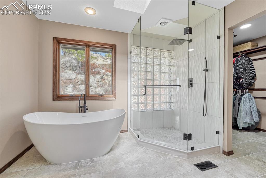 Image 38 of 48: Bathroom