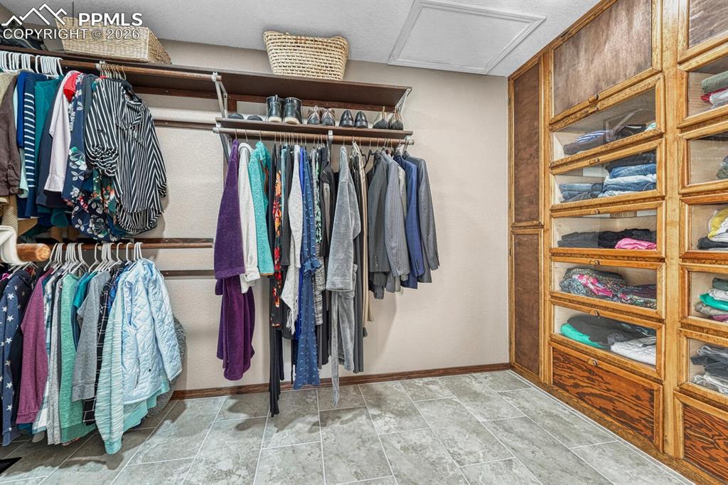 Image 39 of 48: Closet