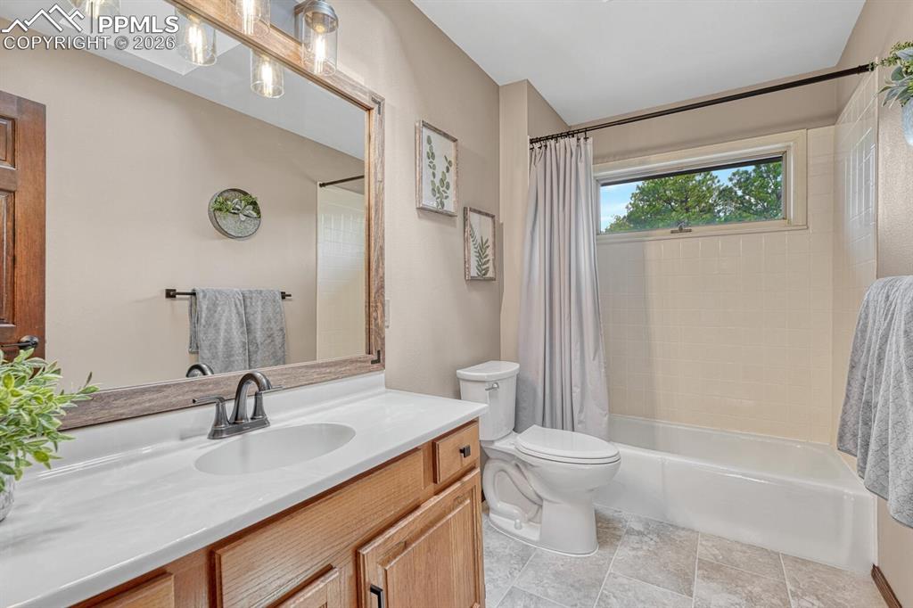 Image 42 of 48: Bathroom