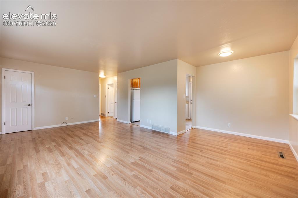 Image 5 of 17: Dining Room