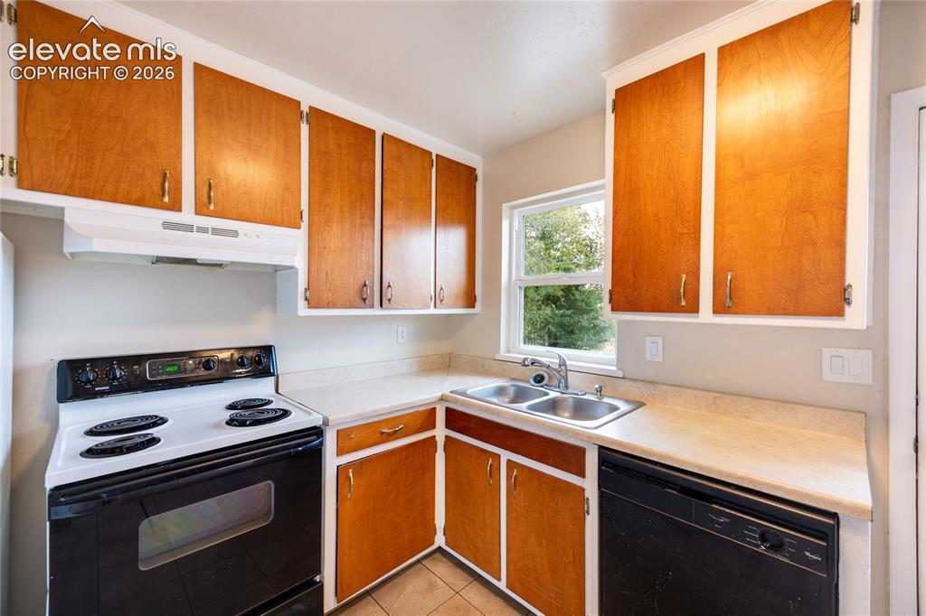 Image 7 of 17: Kitchen
