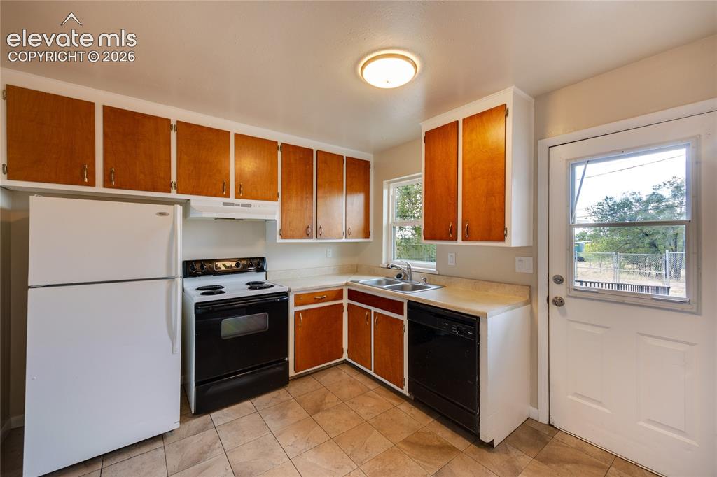 Image 8 of 17: Kitchen