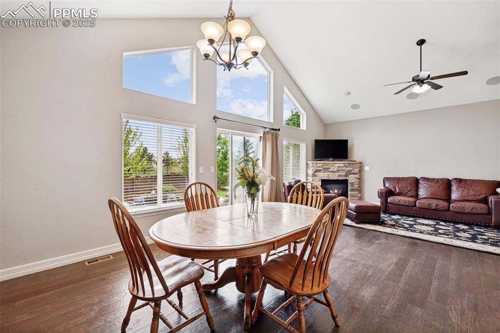 Image 11 of 39: Dining Area
