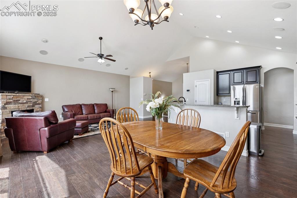 Image 12 of 39: Dining Area
