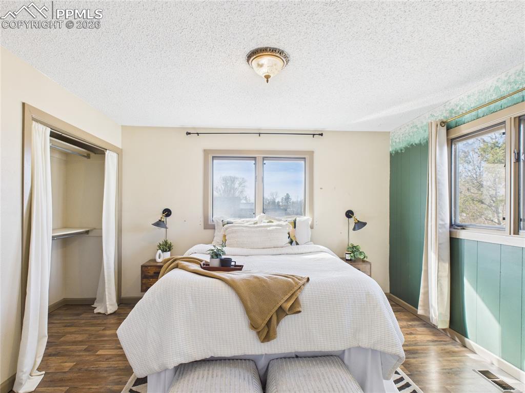 Image 13 of 21: Bedroom