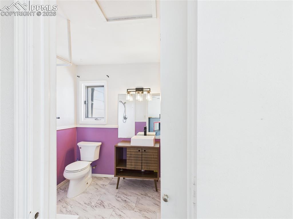 Image 14 of 21: Bathroom