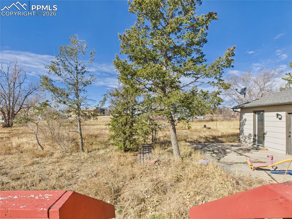 Image 20 of 21: Yard