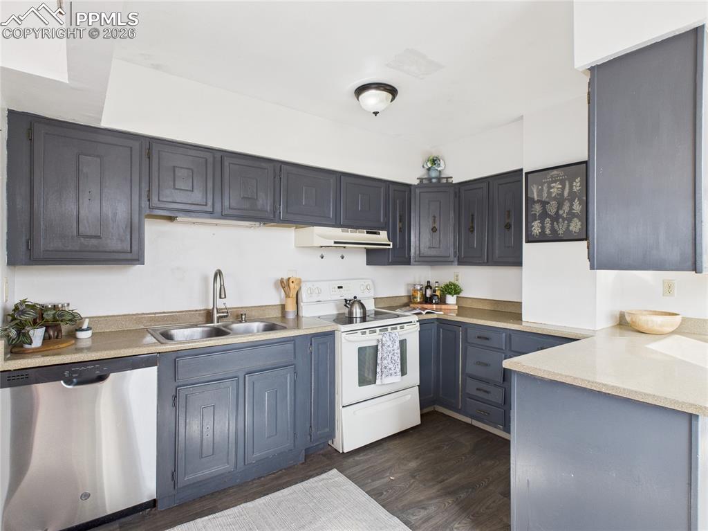 Image 7 of 21: Kitchen