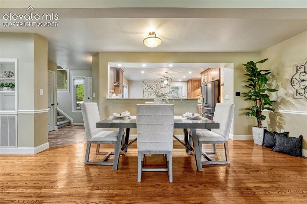 Image 11 of 50: Dining Area