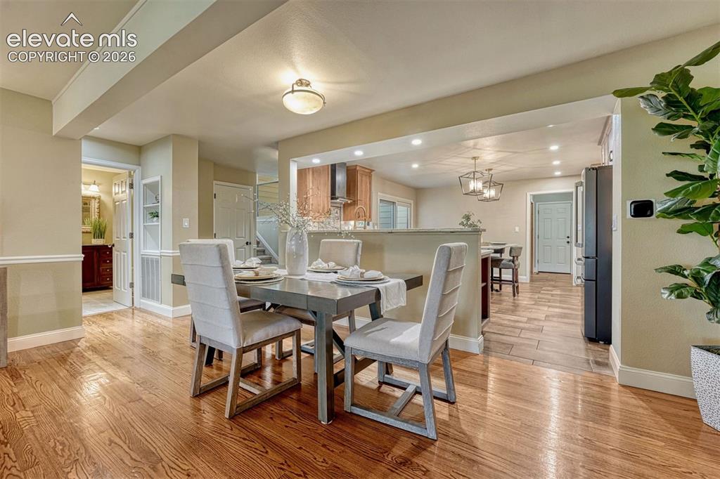 Image 14 of 50: Dining Area