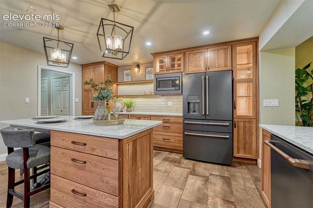 Image 15 of 50: Kitchen