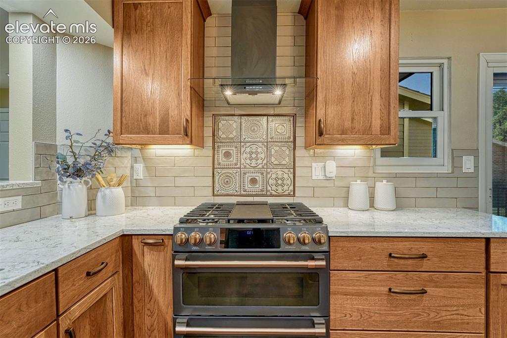 Image 18 of 50: Kitchen