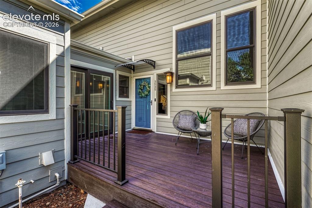 Image 8 of 50: Deck
