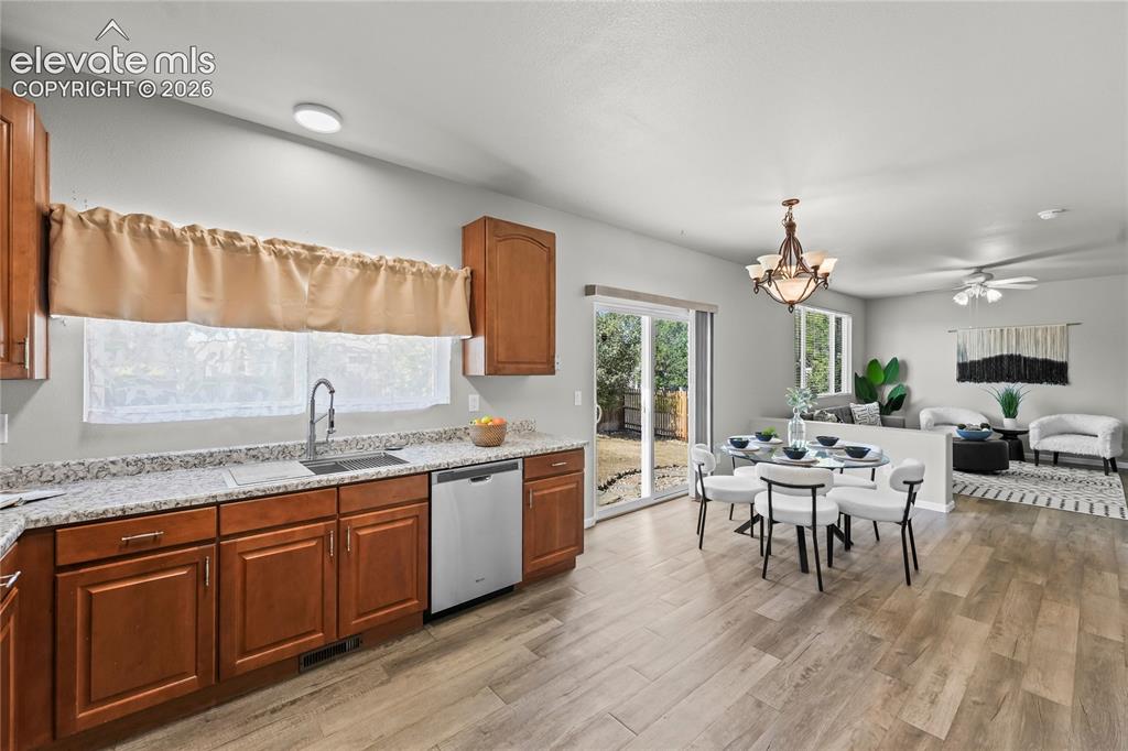 Image 14 of 34: Kitchen