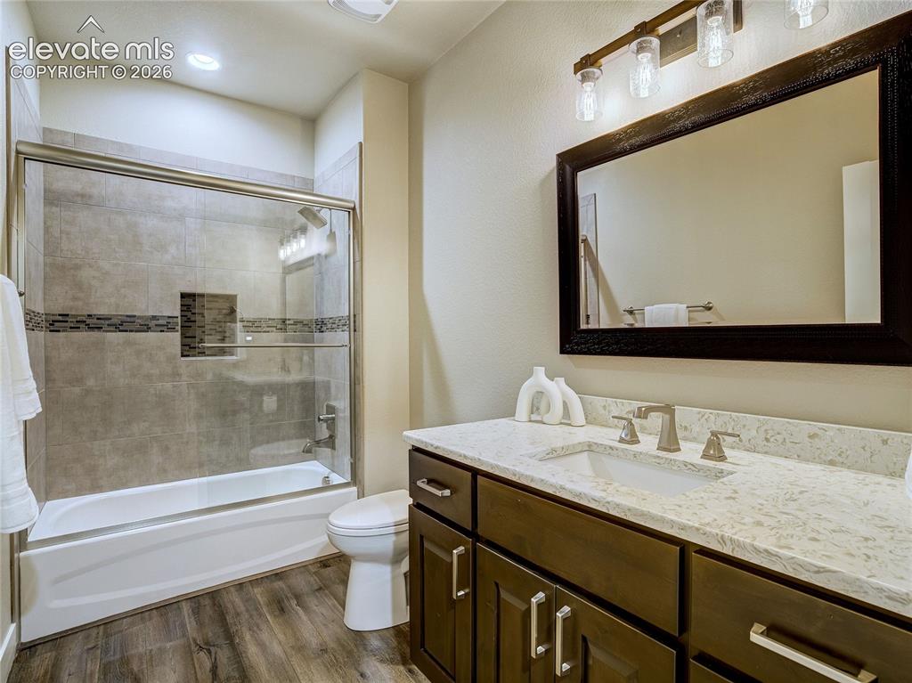 Image 35 of 48: Living Room