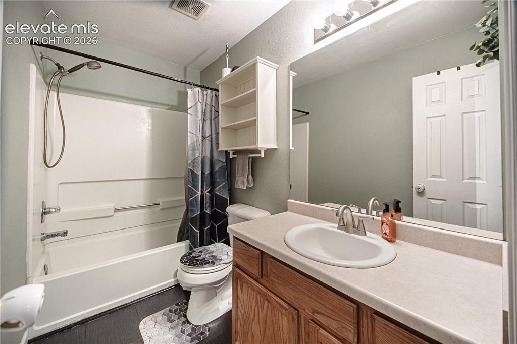 Image 14 of 28: Bathroom