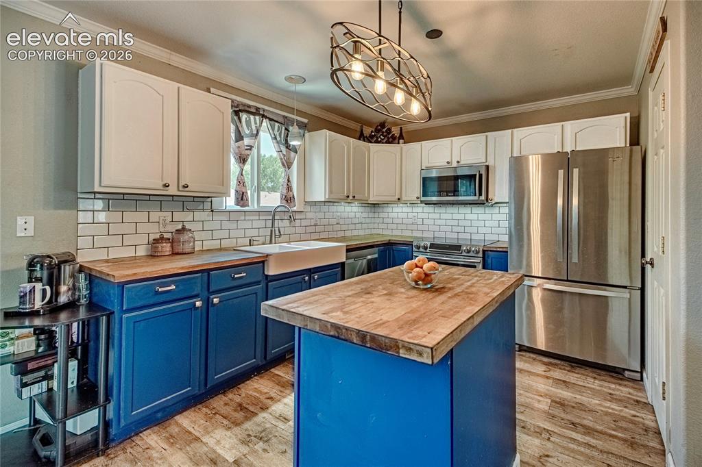 Image 2 of 28: Kitchen