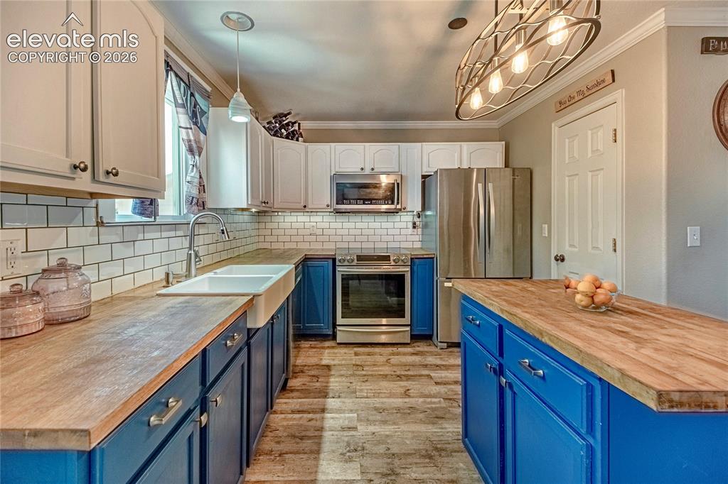 Image 4 of 28: Kitchen