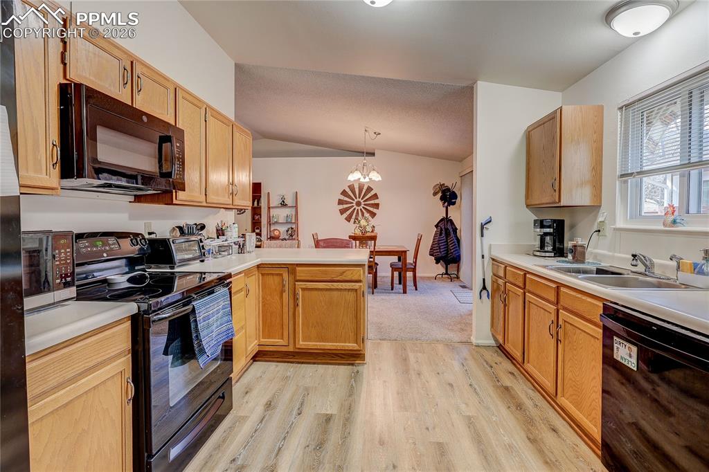 Image 6 of 23: Kitchen