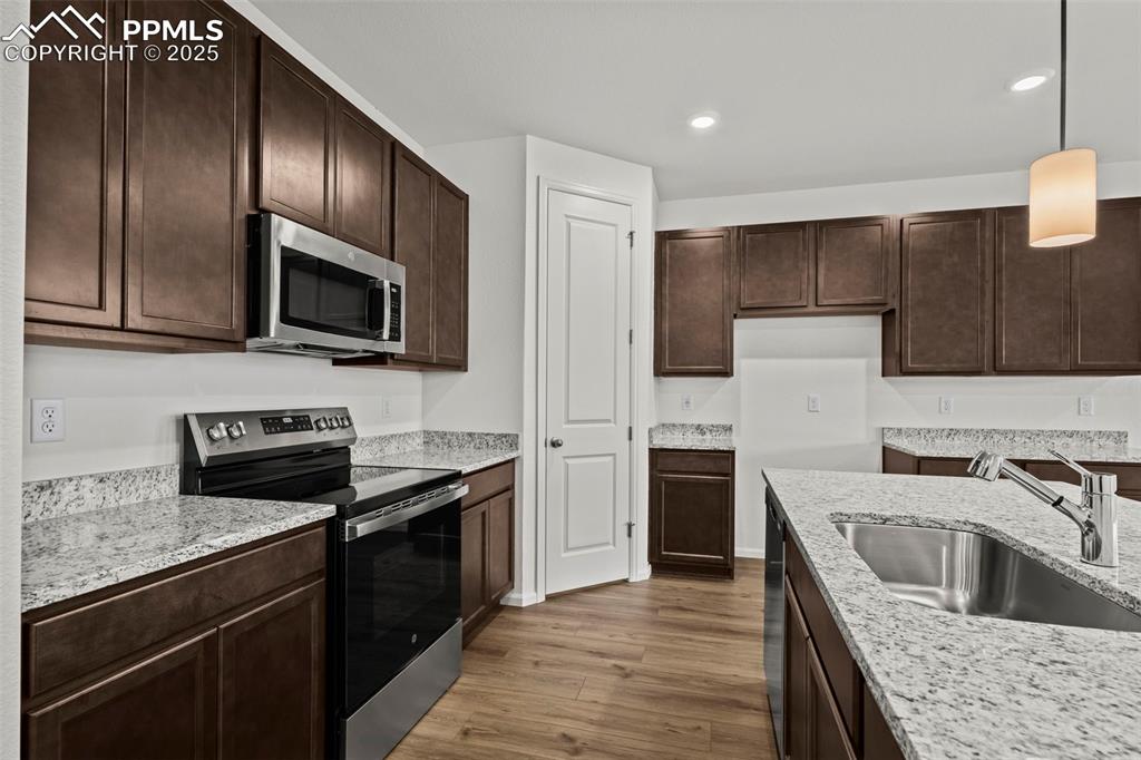 Image 5 of 28: Kitchen