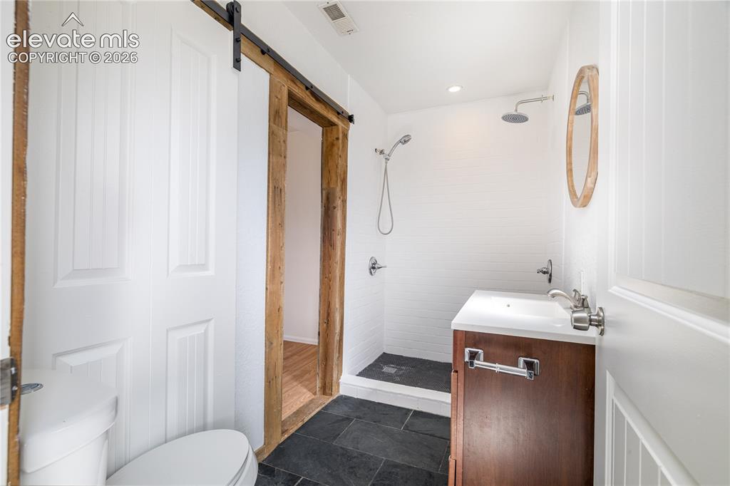 Image 16 of 42: Bathroom