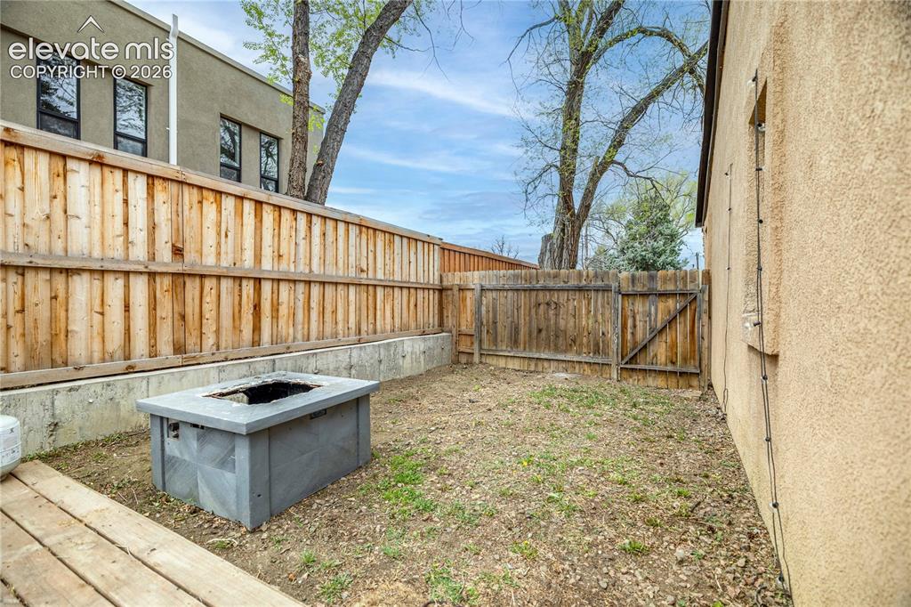 Image 22 of 42: Yard