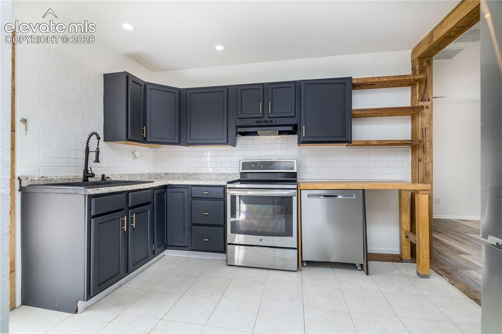 Image 6 of 42: Kitchen