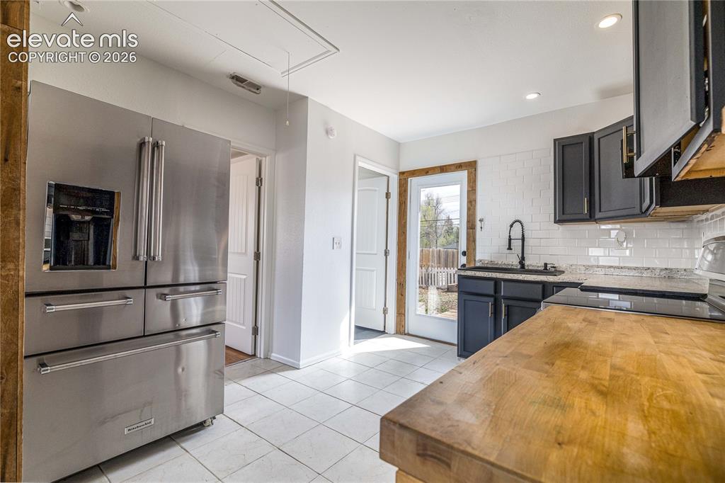 Image 7 of 42: Kitchen