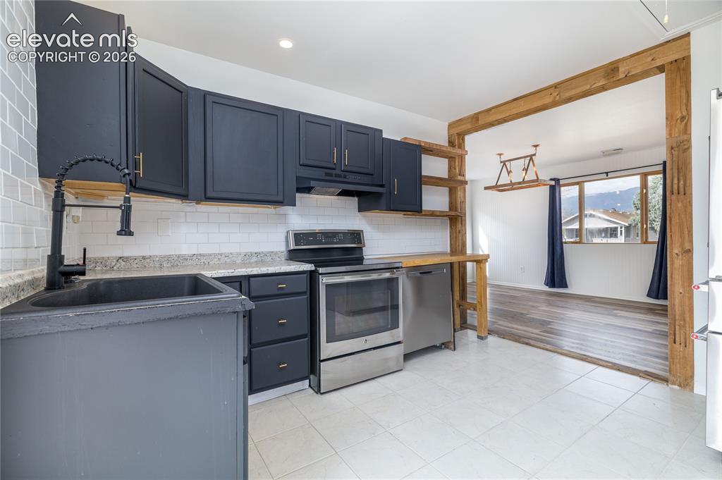 Image 9 of 42: Kitchen