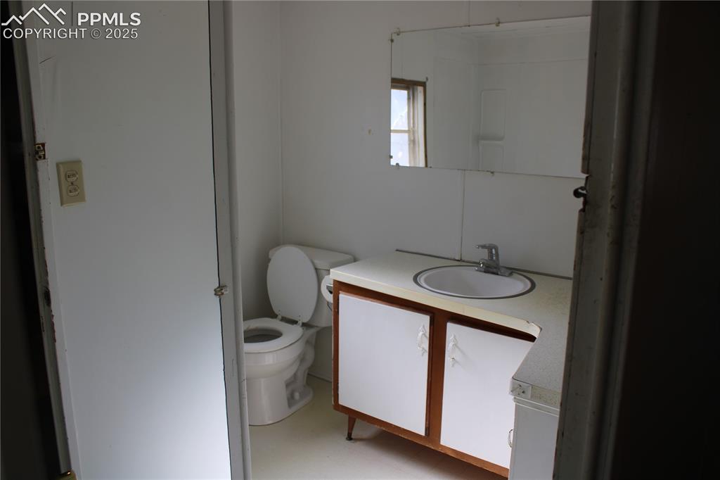 Image 14 of 20: Full bath with vanity and toilet