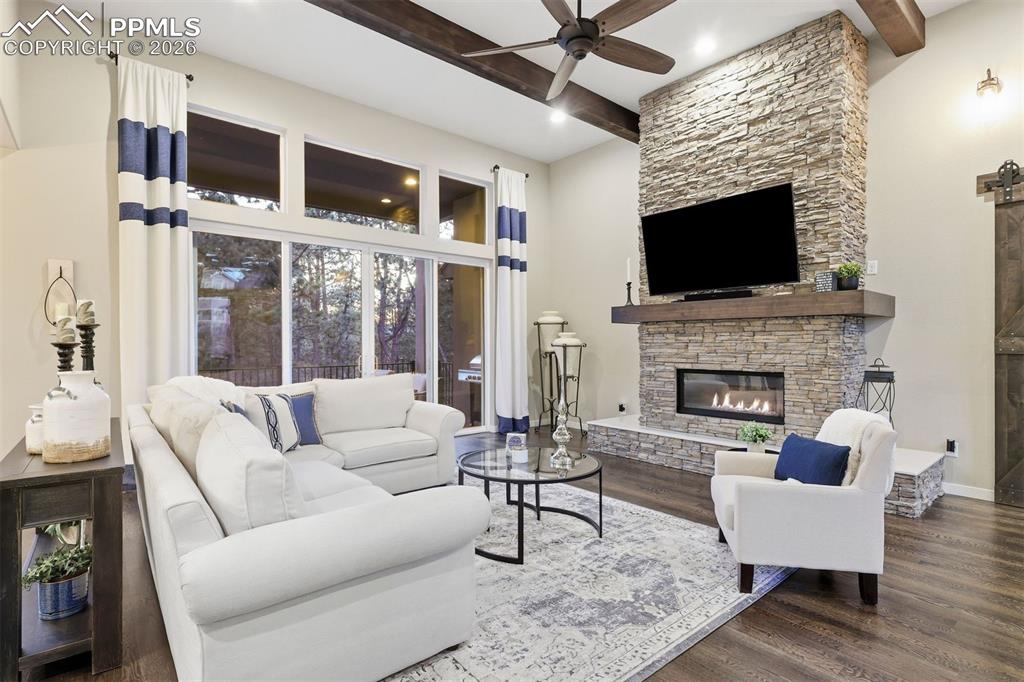 Image 9 of 50: Living Room