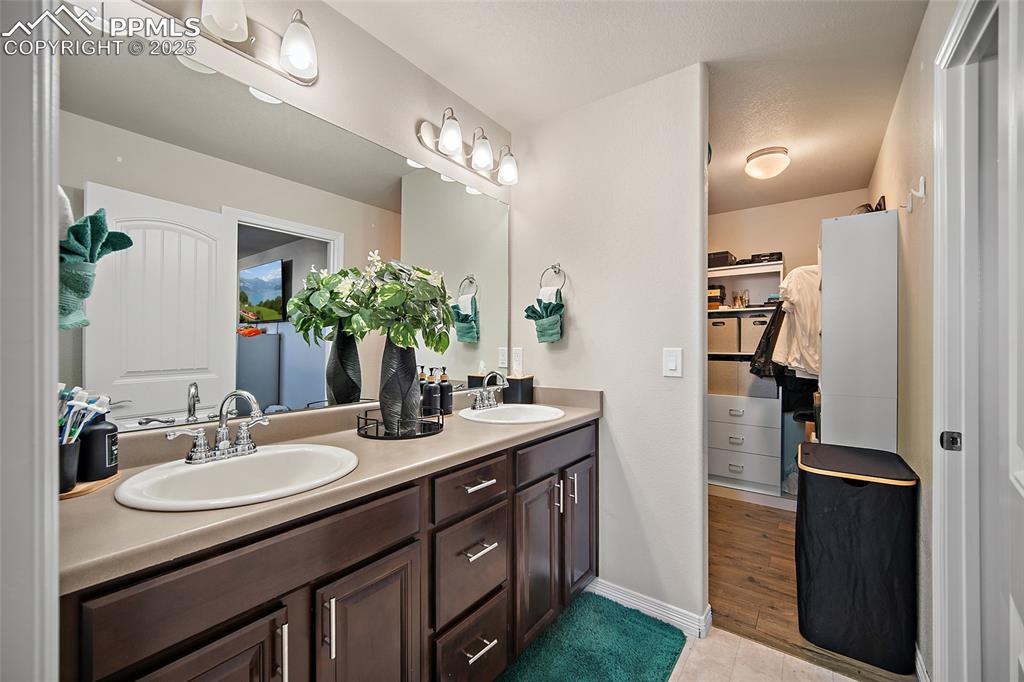 Image 24 of 36: Bathroom