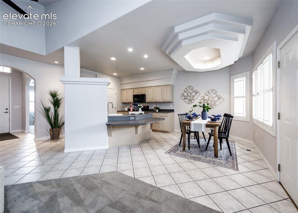 Image 12 of 50: Dining Area
