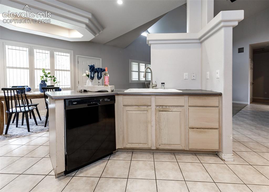 Image 13 of 50: Kitchen