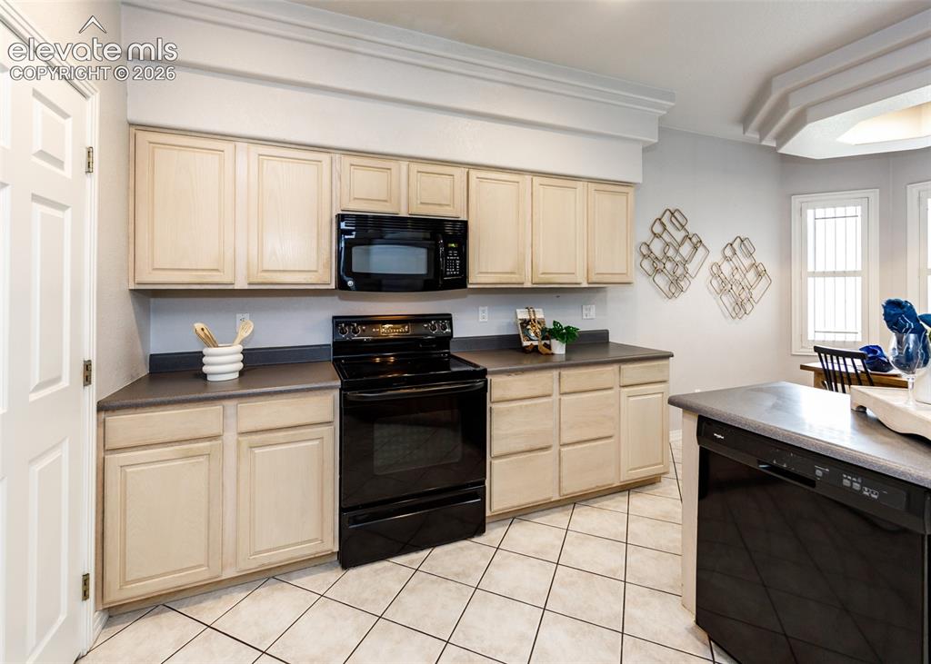 Image 14 of 50: Kitchen