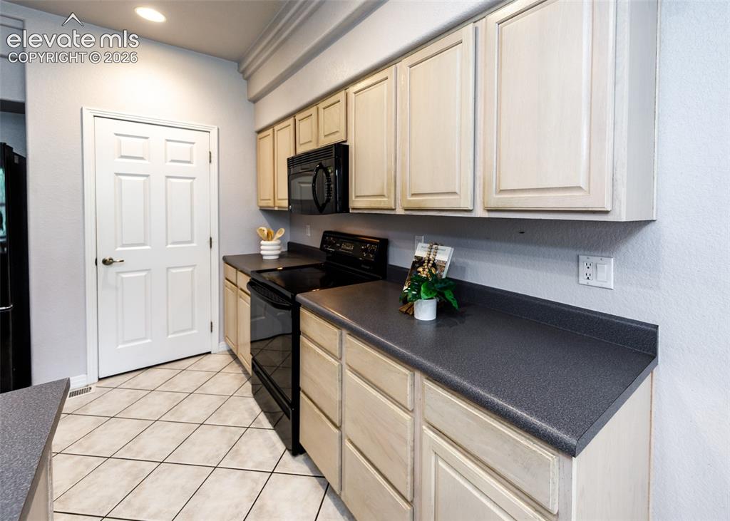 Image 15 of 50: Kitchen