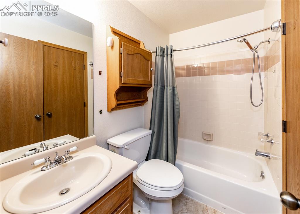 Image 18 of 34: Bathroom