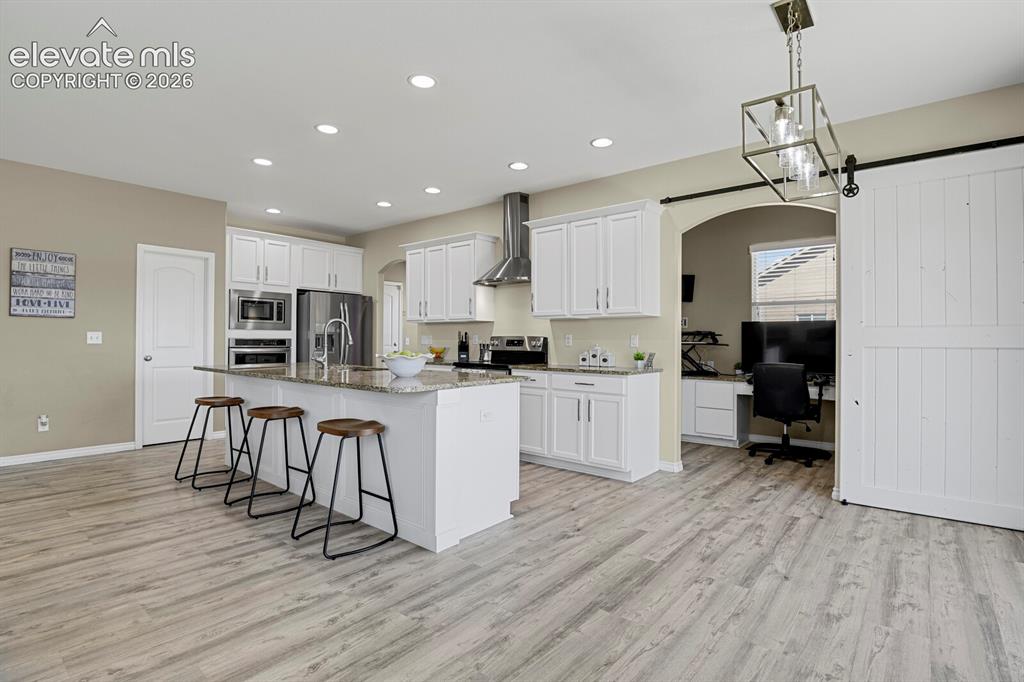 Image 10 of 50: Kitchen