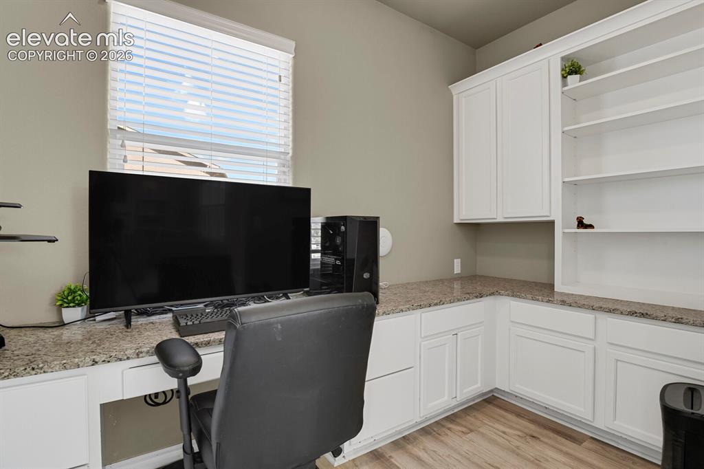 Image 11 of 50: Office