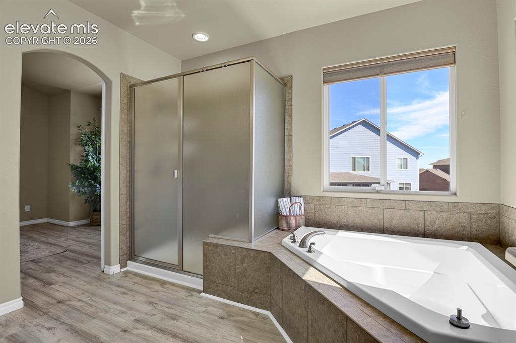 Image 19 of 50: Bathroom