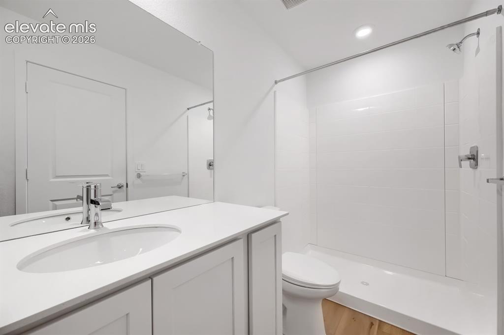 Image 8 of 12: Bathroom