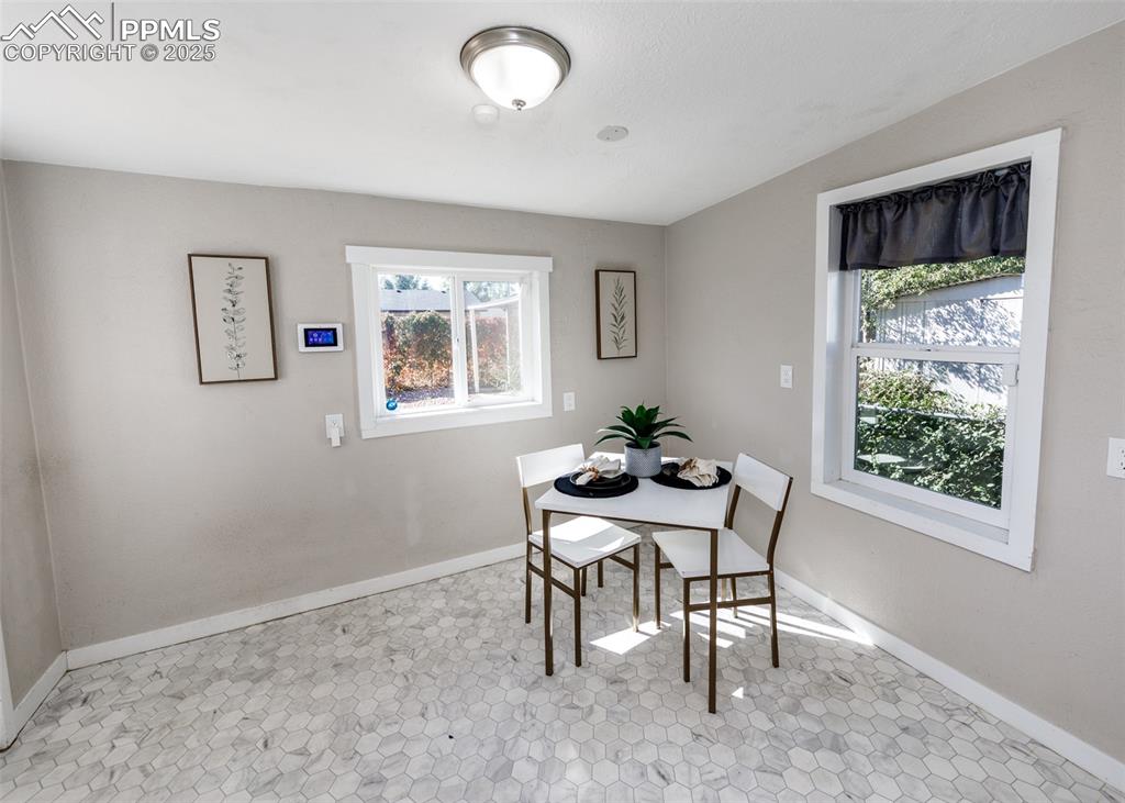 Image 16 of 42: Dining Area