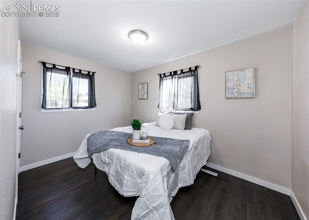 Image 18 of 42: Bedroom