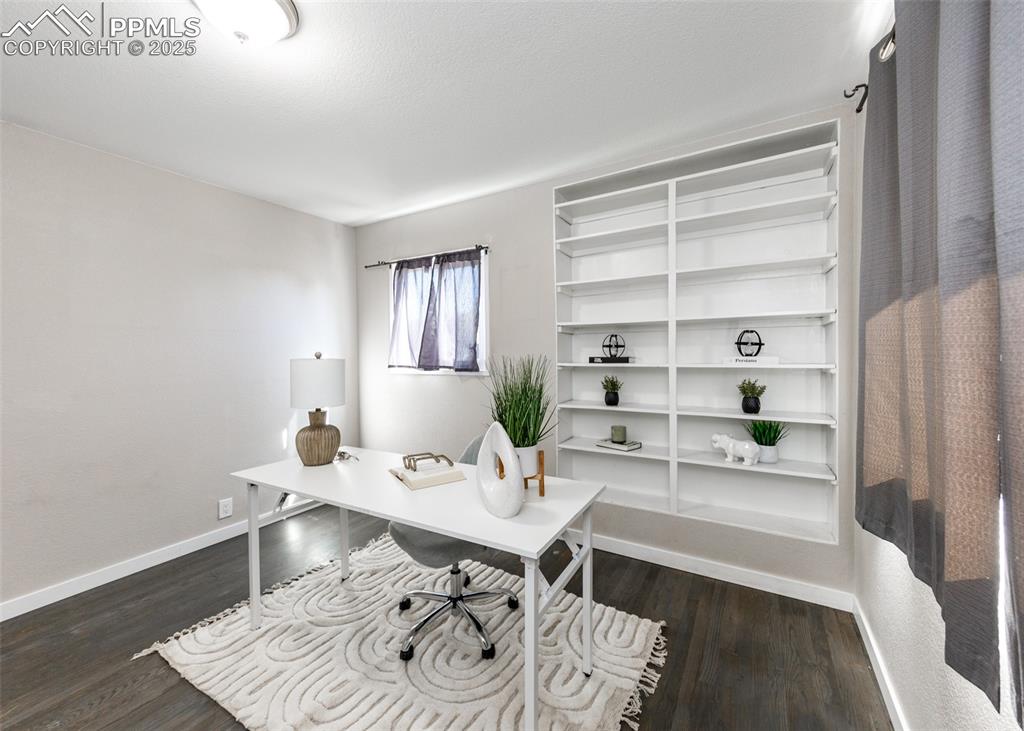 Image 21 of 42: Office