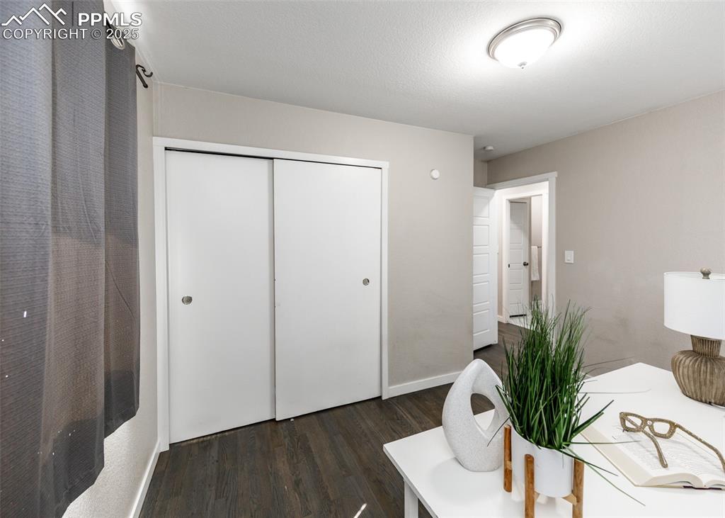 Image 22 of 42: Office