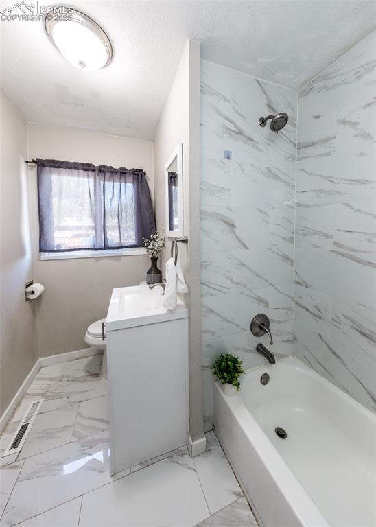 Image 25 of 42: Bathroom