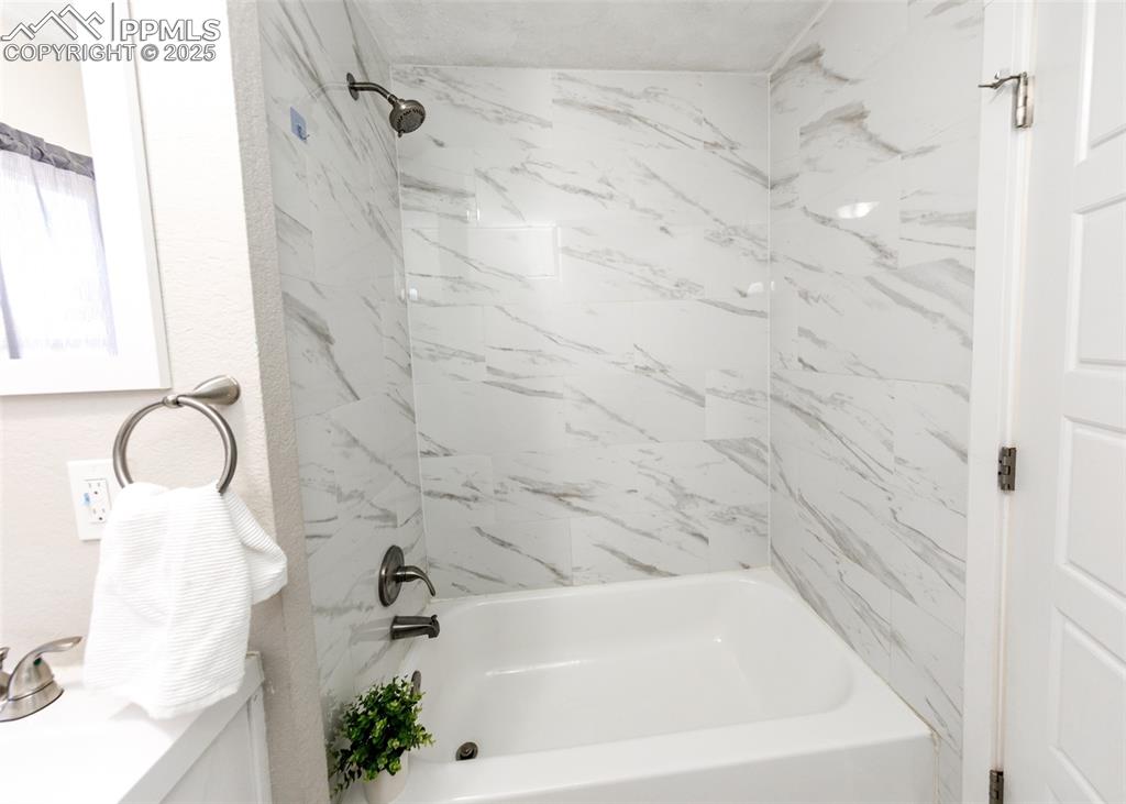 Image 27 of 42: Bathroom