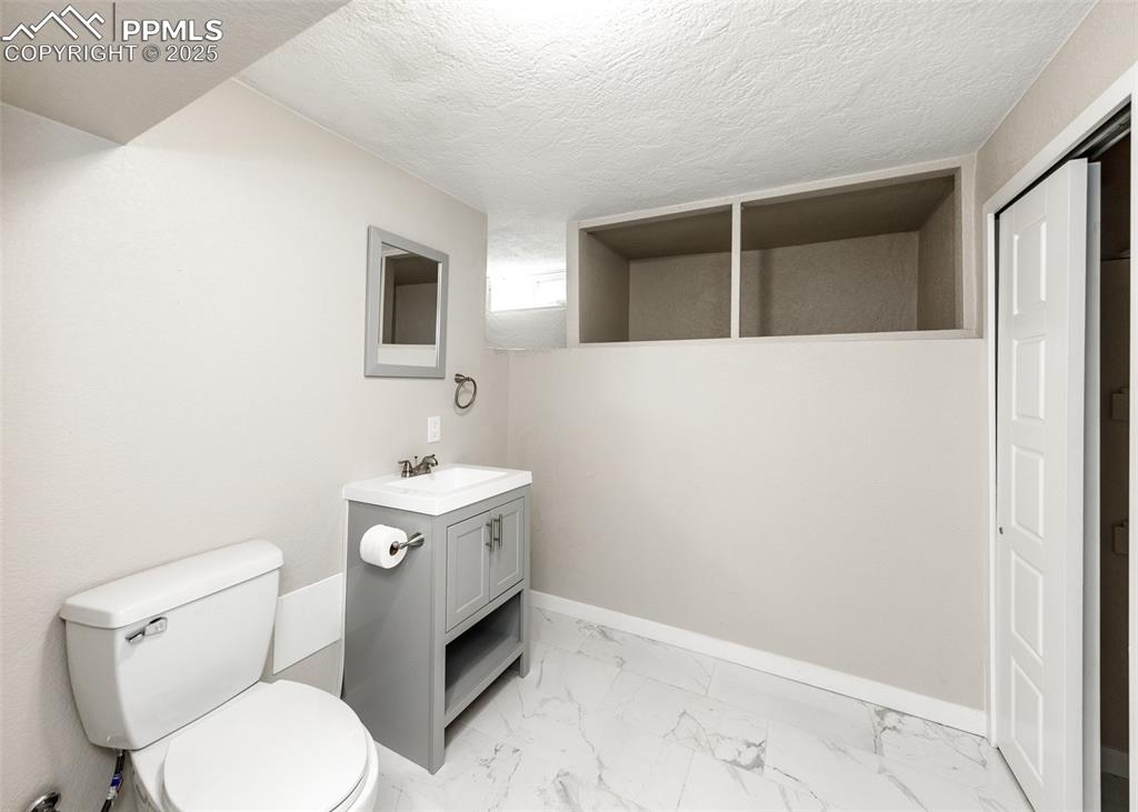 Image 33 of 42: Bathroom