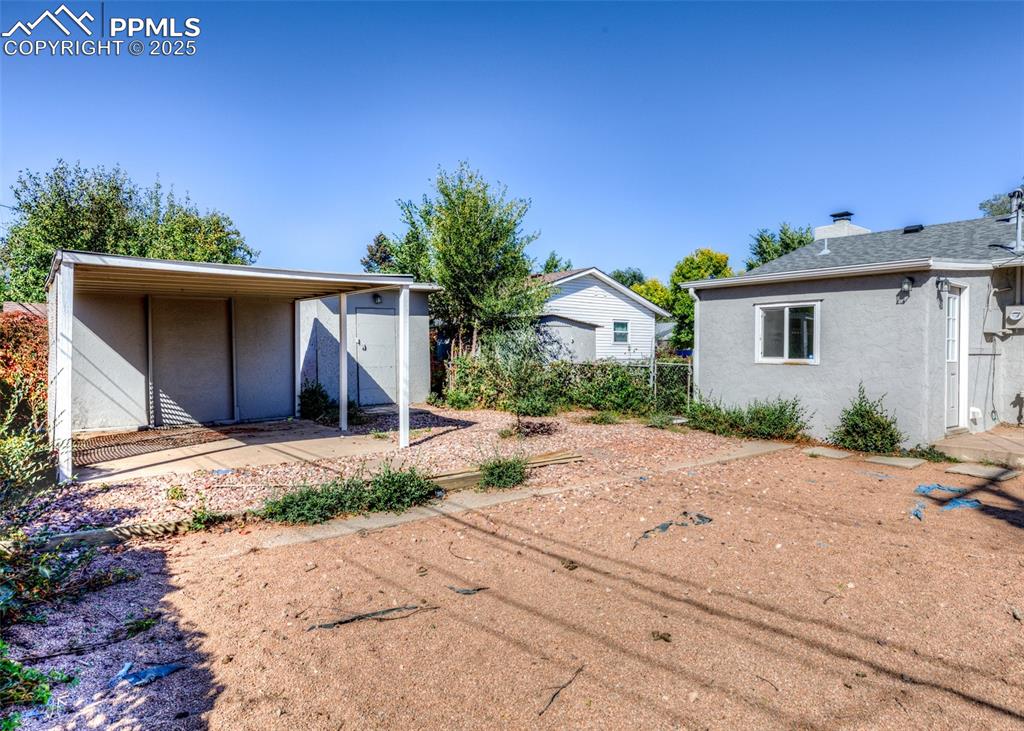 Image 40 of 42: Yard